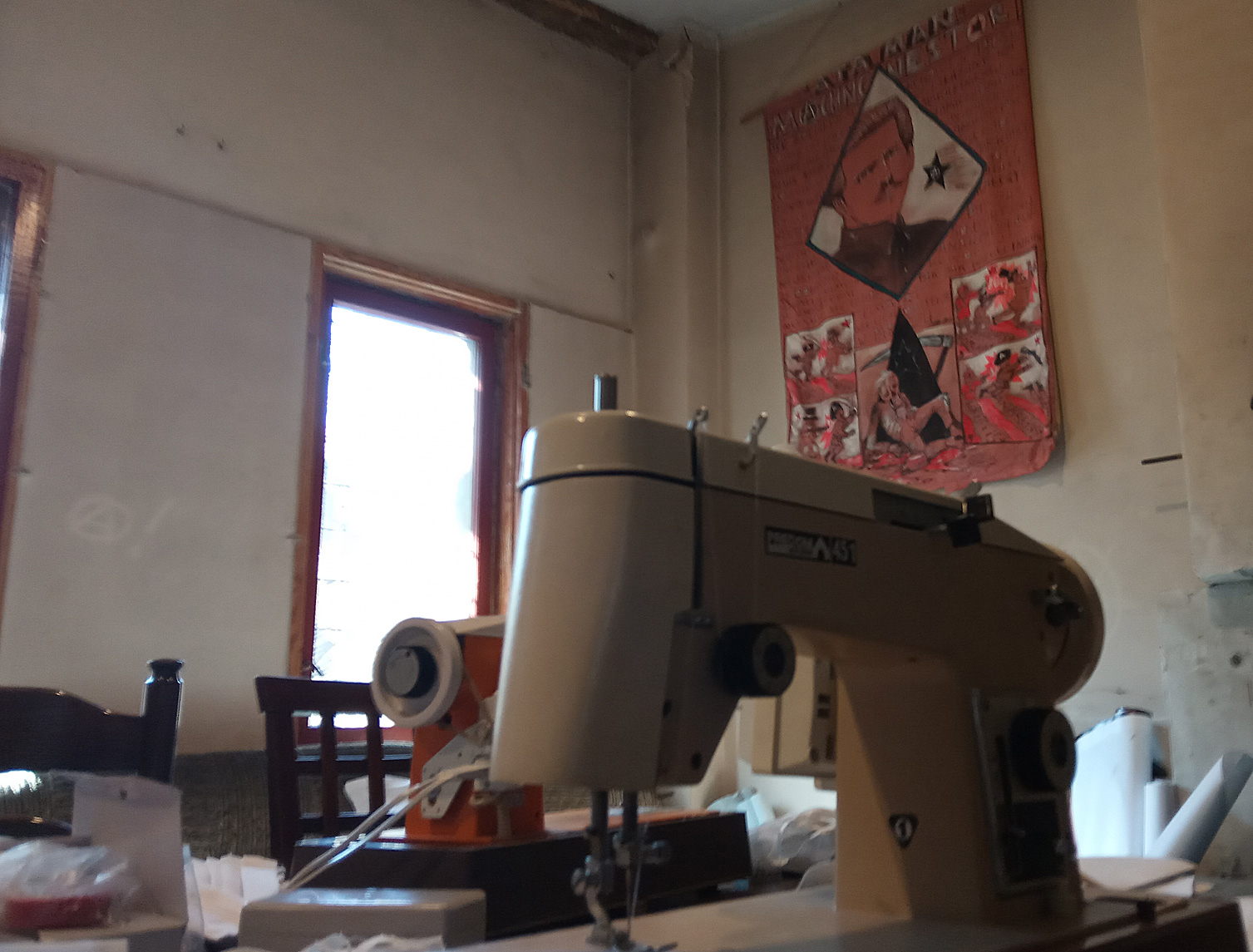 Anarchistki i anarchiści szyją maseczki pod czujnym okiem Nestora Machno ;-) masecz 2 gl