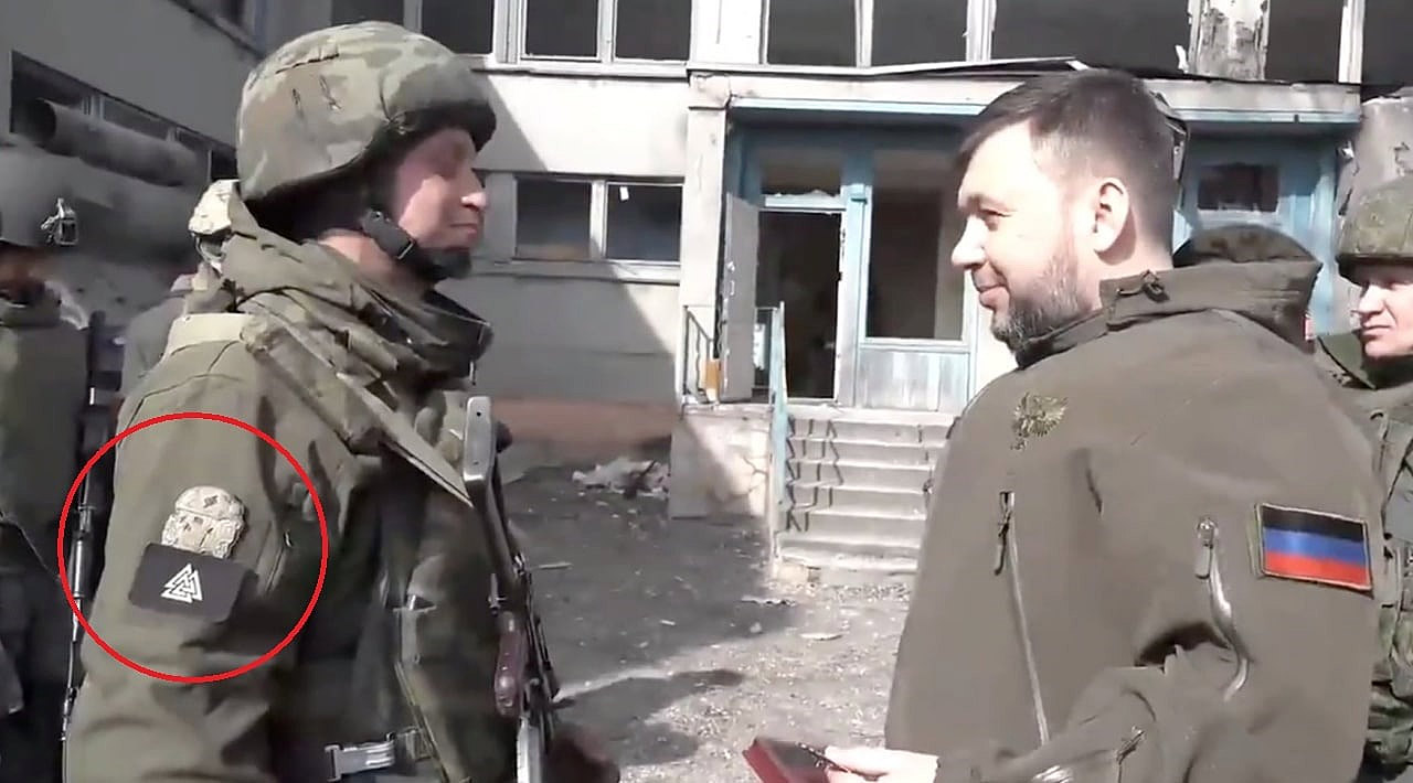 przywódcę tzw. DRL Puszylina wręczającego nagrody wojskom okupacyjnym