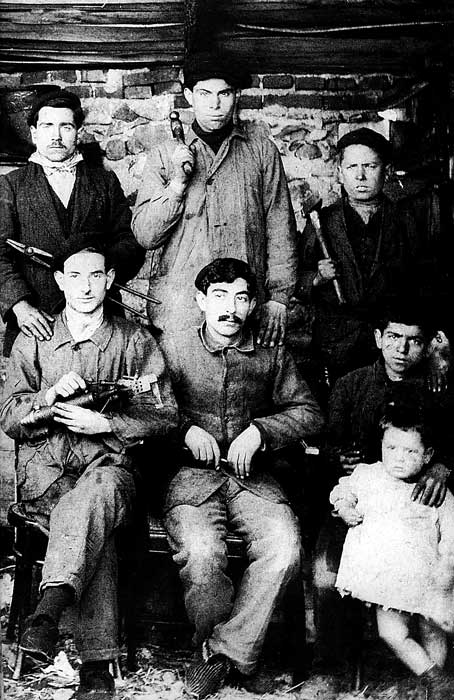 Durruti (stoi w środku) w otoczeniu swoich współpracowników, zatrudnionych w warsztacie Antoniego Mijé. León, 1915 r.