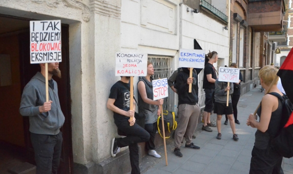 ZKZL i władze miasta domagają się eksmisji. Gazeta Wyborcza im przyklaskuje