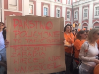 Poznańscy nauczyciele pod Urzędem Miasta