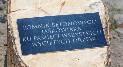 Odsłonięcie pomnika "Betonowego Jaśkowiaka" - akcja Zielonej Fali i Rozbratu