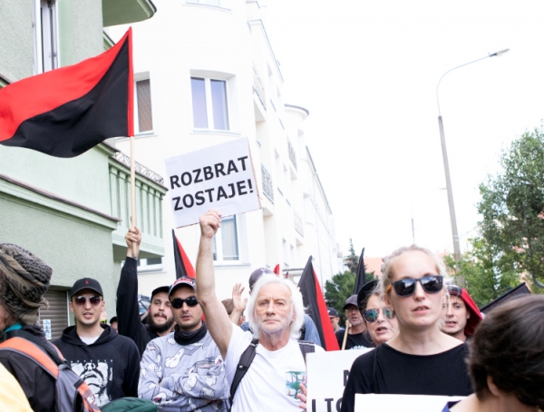 ¡ROZBRAT SE QUEDA!La histórica casa okupa de Polonia se encuentra en peligro de desalojo